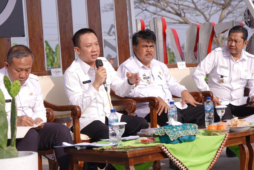 Virall, PJ Bupati Marindo Gelar Rapat di Pinggir Sawah