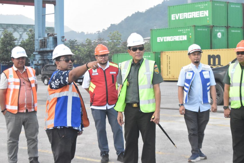 Kunjungi Kantor Pelindo, Danrem 043/Gatam Tinjau Terminal Petikemas Panjang