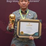Pj Bupati Pringsewu Marindo Kurniawan Terima Penghargaan UHC 2024 Dari Kemenko Bidang PMK