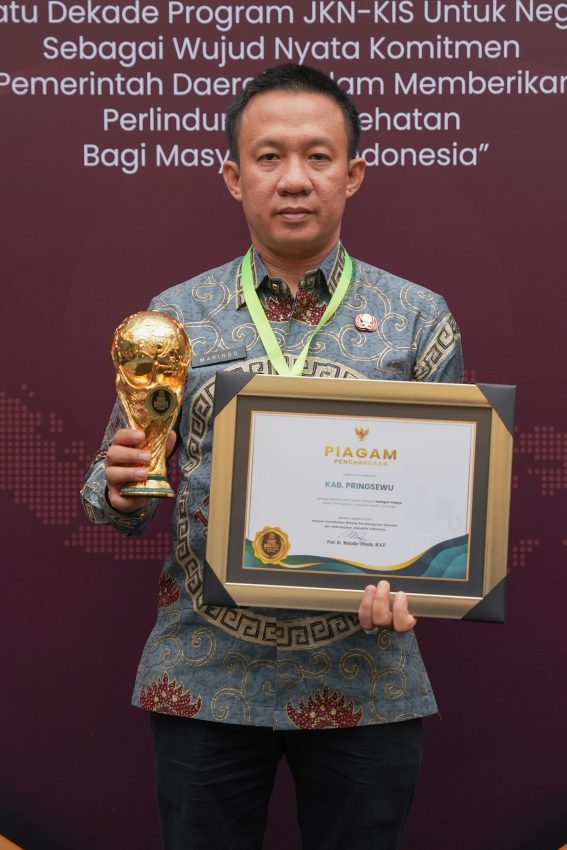 Pj Bupati Pringsewu Marindo Kurniawan Terima Penghargaan UHC 2024 Dari Kemenko Bidang PMK