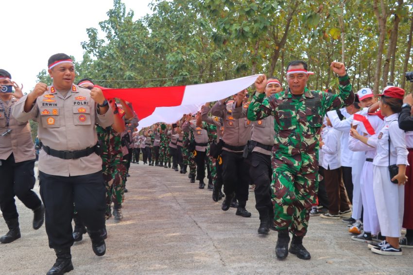 Sambut Hari Kemerdekaan RI, TNI-Polri di Bandar Lampung Menggelar Kirab Bendera 79 Meter