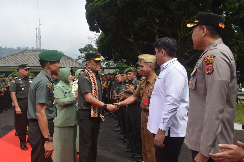 Kunjungi Kodim 0422/LB, Danrem 043/Gatam Sampaikan Kepada Prajurit Untuk Selalu Menjaga Keharmonisan Dalam Rumah Tangga