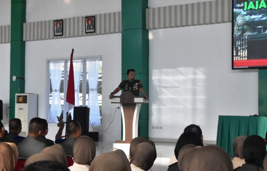 Brigjen TNI Rikas Hidayatullah, S.E., M.M., Berikan Jam Komandan Kepada Prajurit Dan PNS Jajaran Korem 043/Gatam