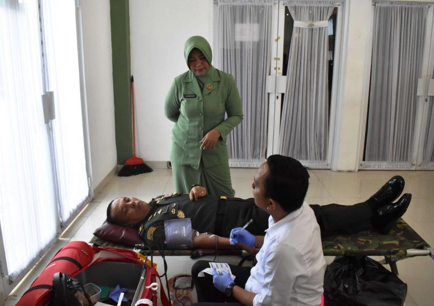 Jelang HUT Ke- 77 Korem 043/Gatam Tahun 2024 Anggota Korem Donor Darah