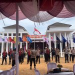 Jajaran Polres Mesuji Lakukan Pengamanan Terakhir Pendaftran Cabup Dan Cawabup Di Kantor KPU Mesuji