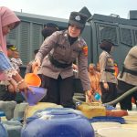 HUT Polwan ke-76, Polresta Bandar Lampung Salurkan Bantuan Air Bersih untuk Warga Way Laga