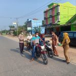 Polsek Tanjung Raya Bersama Dinkes PKM Trikarya Mulya Bagikan Masker Kepada Masyarakat
