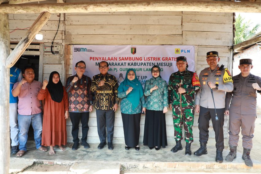 PLN Serahkan Bantuan Listrik Gratis Masyarakat Pra Sejahtera di Pesibar dan Mesuji Bersama Pj Gubernur Lampung