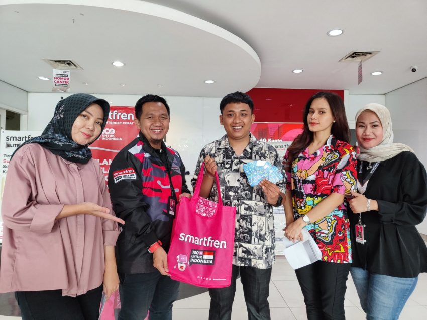 Hari Pelanggan Nasional, Smartfren Berikan Hadiah untuk Pelanggan Setia di Sumatera Selatan