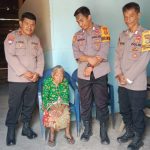 Kapolsubsektor Mesuji Nerikan Bantuan Kepada Mbah Sumi Yang Hidup Sebatang Kara