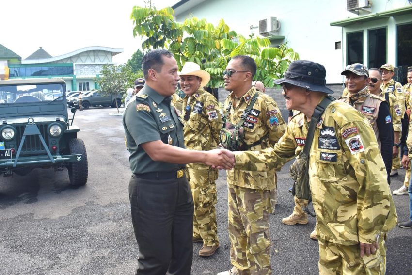 Kasrem 043/Gatam Lepas Kontingen Jeep Willys Lampung Community (WLC) Menuju Jambore American Jeep Di Salatiga