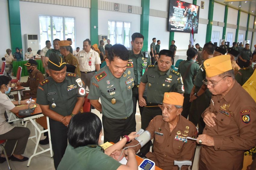 Korem 043/Gatam Gelar Bakti Sosial Dan Bakti Kesehatan Dalam Rangka HUT Ke-79 TNI Tahun 2024