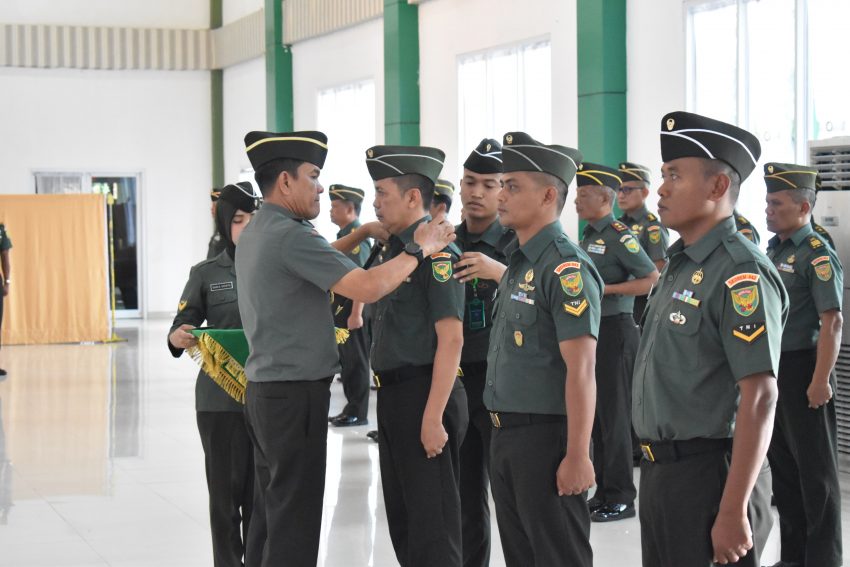 Danrem 043/Gatam Terima Laporan Korps Kenaikan Pangkat Perwira Dan Lantik Kenaikan Pangkat Bintara Dan Tamtama