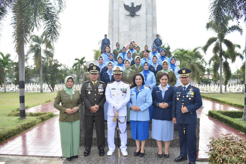 Jelang HUT Ke-79 TNI Tahun 2024 Prajurit Dan PNS TNI Wilayah Lampung melaksanakan Ziarah Nasional
