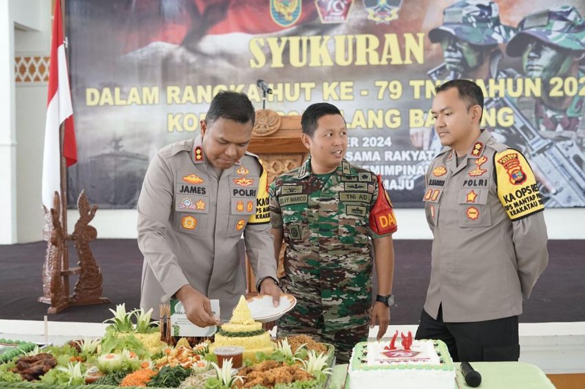 Saat Kapolres Tulang Bawang Beri Kejutan Dandim 0426/TB di HUT TNI ke-79