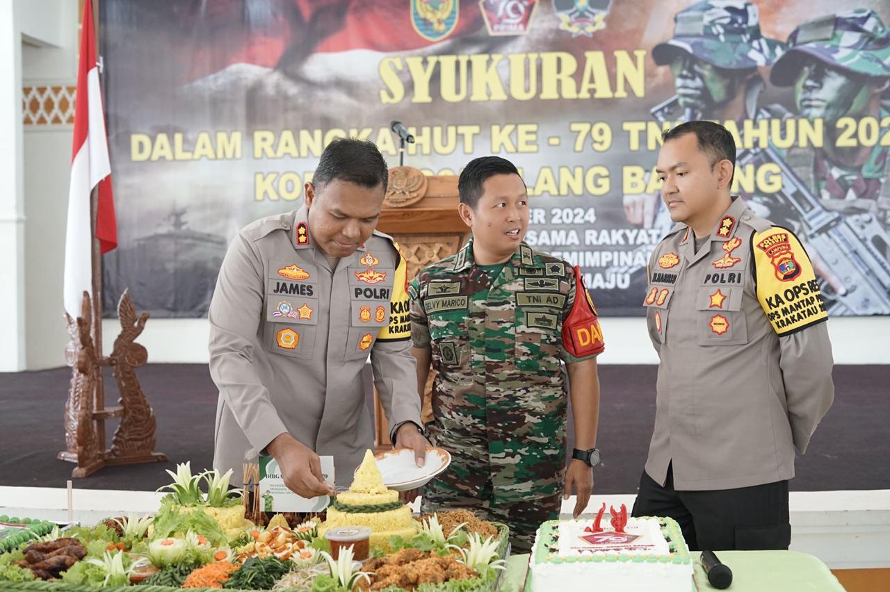 Saat Kapolres Tulang Bawang Beri Kejutan Dandim 0426/TB di HUT TNI ke-79