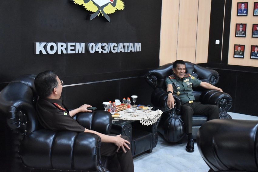 Danrem 043/Gatam Sambut Kunjungan Silaturahmi Kajati Lampung Beserta Staf