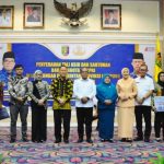 Pj. Gubernur Lampung Serahkan Penghargaan dan Tali Asih Anggota KORPRI