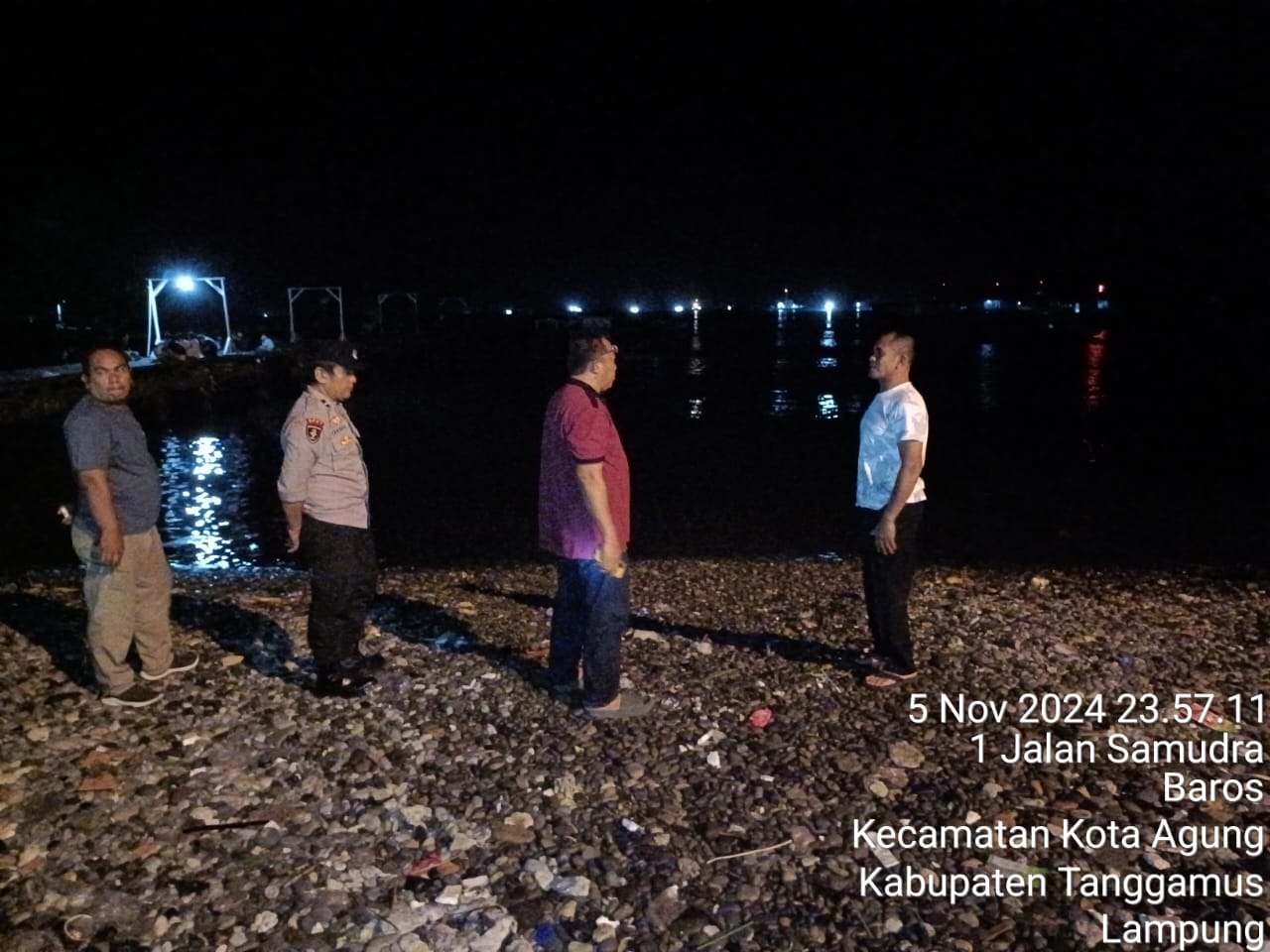 Heboh! Warga Berebut Ratusan Ikan yang Loncat ke Pantai Kota Agung Tanggamus