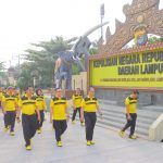 Jaga Kebugaran, Personel Polda Lampung Gelar Jalan Sehat di Sekitar Mako
