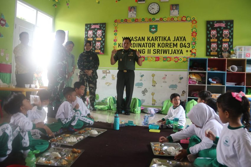 Kodim 0410/KBL Menggelar Dapur Masuk Sekolah di TK II-27 Bandar Lampung