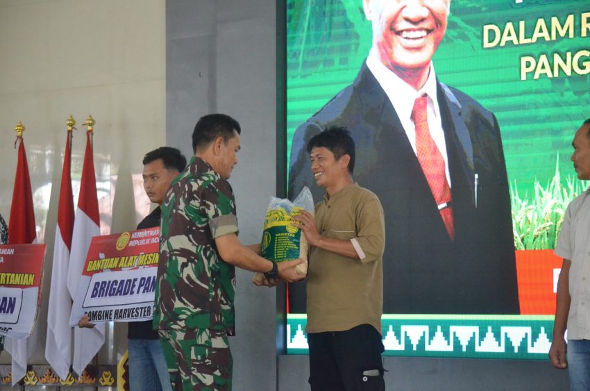 Danrem 043/Gatam Dampingi Mentan RI Kunker Di Wilayah Provinsi Lampung