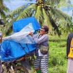 Mendaki Gunung Lewati Laut, Perjuangan Polri Distribusikan Logistik Pilkada Lampung Diwilayah Terpencil