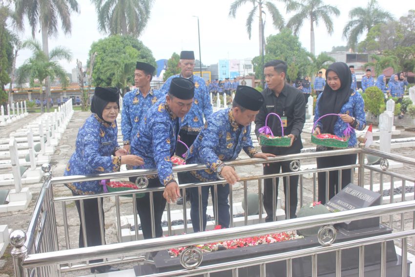 PNS Unit TNI Lampung Ikuti Upacara Dan Ziarah Rombongan Peringati HUT Korpri Ke-53 Tahun 2024