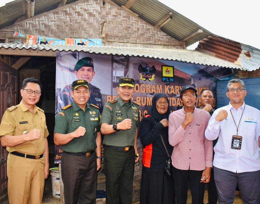 Peringati Hari Juang TNI AD, Danrem 043/Gatam Letakkan Batu Pertama Bedah Rumah Tidak Layak Huni Bapak Tri Wahyudi