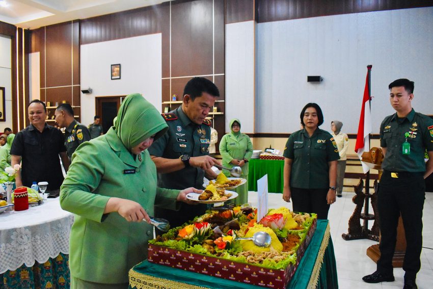 Danrem 043/Gatam Bersama Anggota Makorem Melaksanakan Kegiatan Syukuran HUT Kodam II/Sriwijaya ke-79