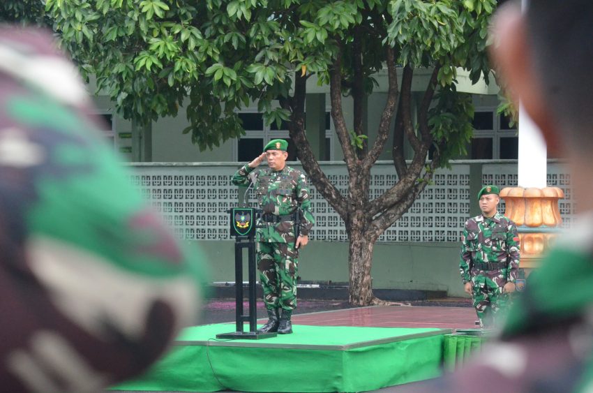 Upacara Bulanan Bukti Kesetiaan Prajurit Dan PNS Korem 043/Gatam  Melaksanakan Pengabdian untuk Tanah Air