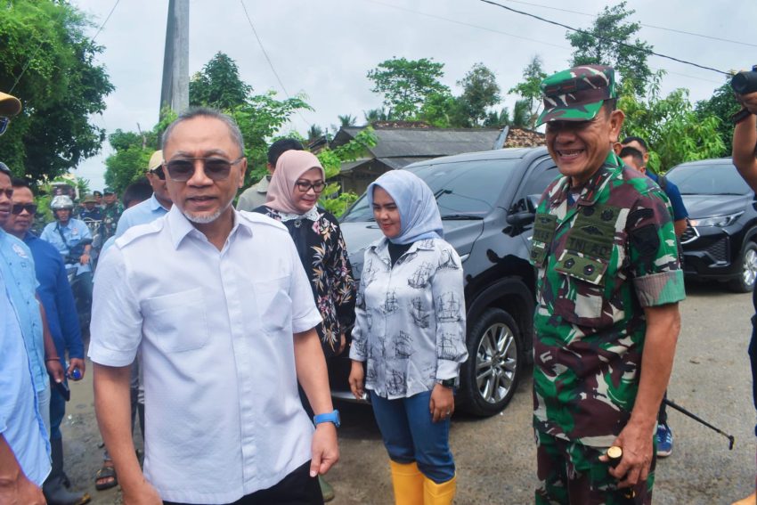 Danrem 043/Gatam Dampingi Menko Pangan RI Tinjau Lokasi Banjir di Palas Lampung Selatan