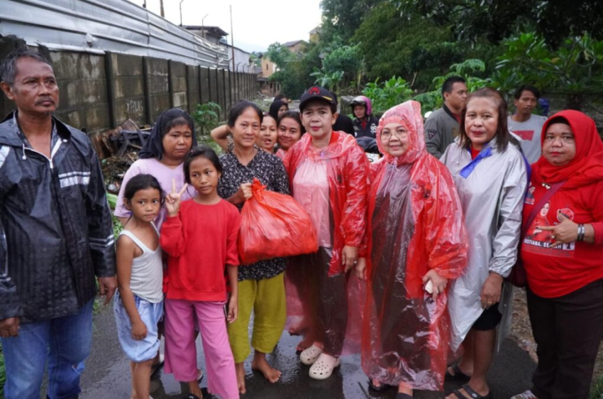 Kostianan dan Budhi Condrowati Temui dan Beri Bantuan Korban Terdampak Banjir