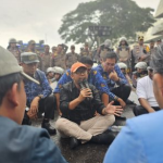 Anggota Komisi 5 DPRD Lampung-FPKS, Syukron Muchtar Terima Aspirasi Mahasiswa di Tengah Hujan Deras