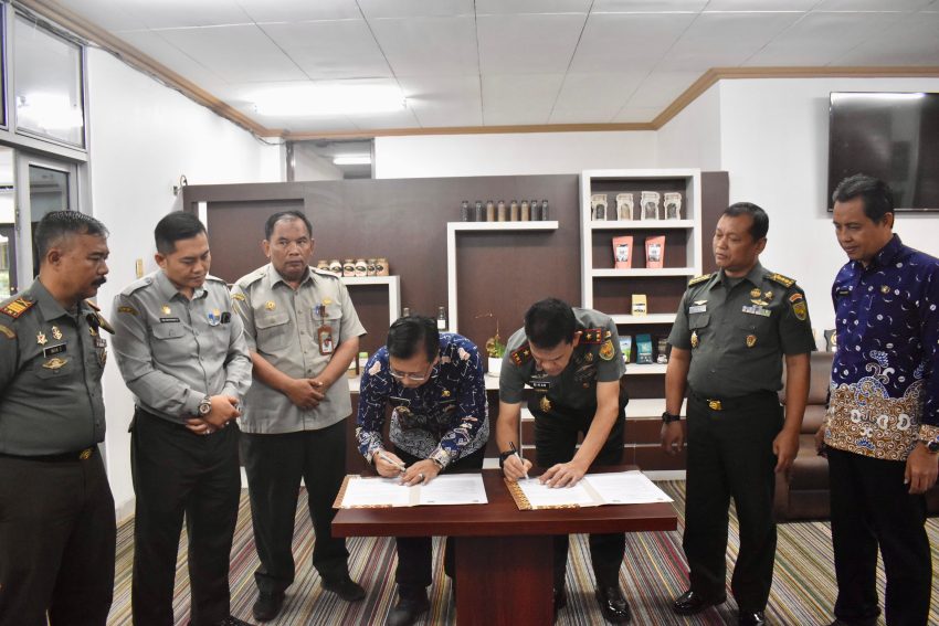 Tingkatkan Ketahanan Pangan dan Kesejahteraan Petani, Danrem 043/Gatam Tandatangani MoU Optimasi Lahan Rawa Ta. 2025