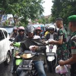 Raih Keberkahan Dibulan Ramadhan, Korem 043/Gatam Bagikan Takjil Gratis