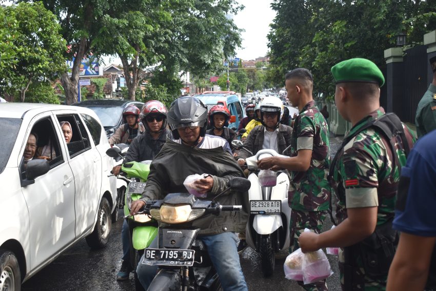 Raih Keberkahan Dibulan Ramadhan, Korem 043/Gatam Bagikan Takjil Gratis