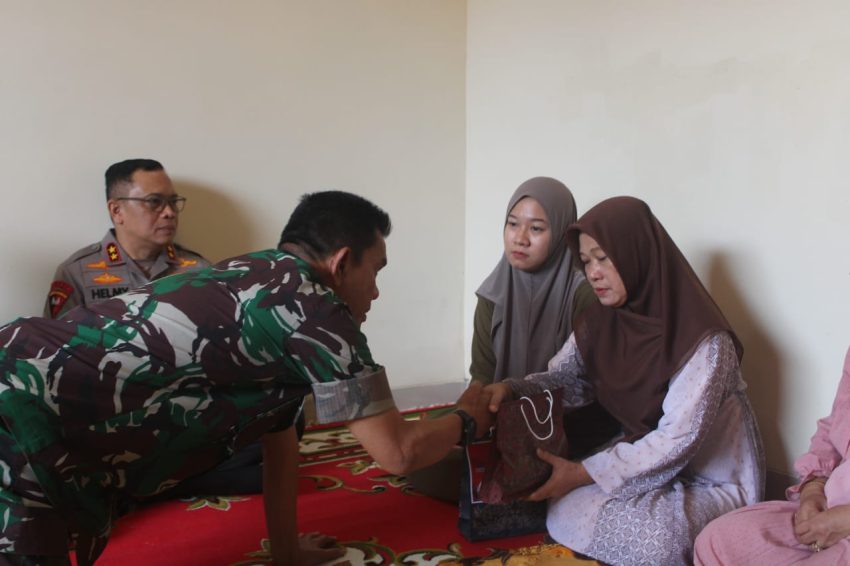 Sampaikan Bela Sungkawa Pangdam II/Swj Didampingi Danrem 043/Gatam Kunjungi Keluarga Korban