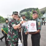 Danrem 043/Gatam Berikan Bingkisan Kepada Prajurit dan PNS