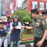 Merajut Kebersamaan,  TNI-Polri Bagikan Takjil Kepada Masyarakat Kota Bandar Lampung