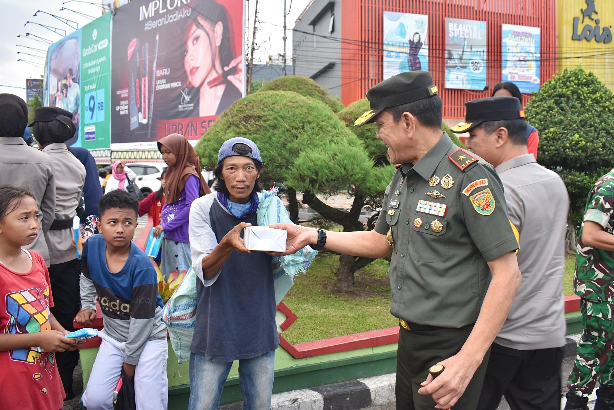 Merajut Kebersamaan,  TNI-Polri Bagikan Takjil Kepada Masyarakat Kota Bandar Lampung