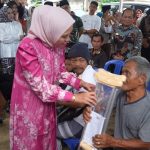 Safari Ramadhan di Kota Metro, Ketua TP PKK Lampung Serahkan Bantuan Sembako, Mesin Jahit, dan Alat Bantu Disabilitas
