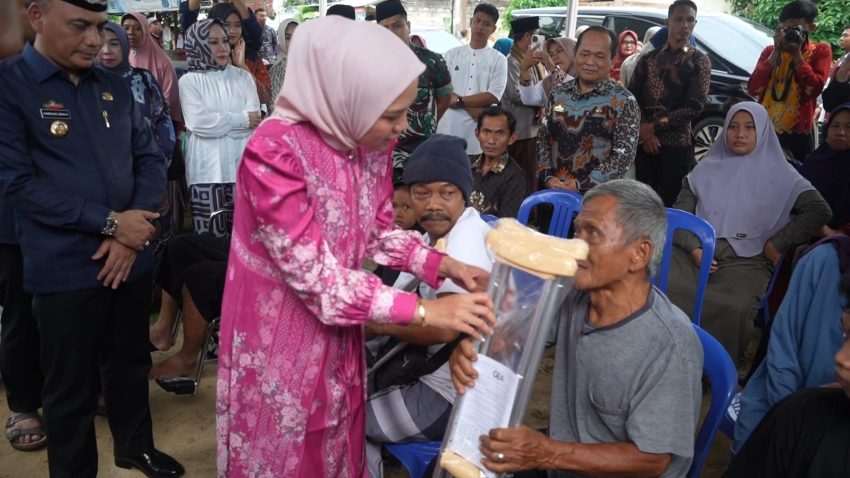 Safari Ramadhan di Kota Metro, Ketua TP PKK Lampung Serahkan Bantuan Sembako, Mesin Jahit, dan Alat Bantu Disabilitas