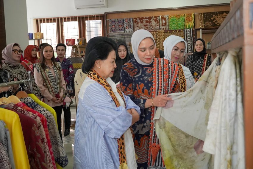 Ketua Umum IAD Kunjungi Dekranasda dan Apresiasi Wastra Lokal