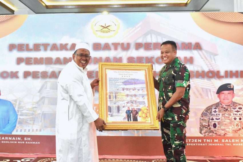 Danrem 043/Gatam Hadiri Peletakan Batu Pertama Pembangunan Sekolah Ponpes Riyadhus Sholihin Nur Rahman oleh Irjen TNI