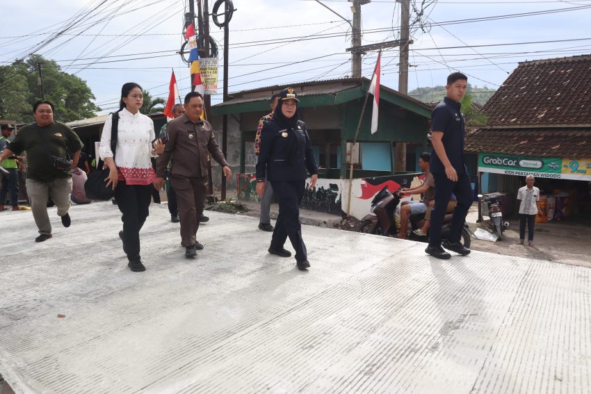 Walikota Eva Dwiana Tinjau Proses Perbaikan Jalan Tirtayasa