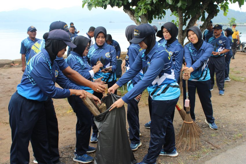 Prajurit Lanal Lampung Bersinergi dengan Masyarakat Wujudkan Indonesia ASRI