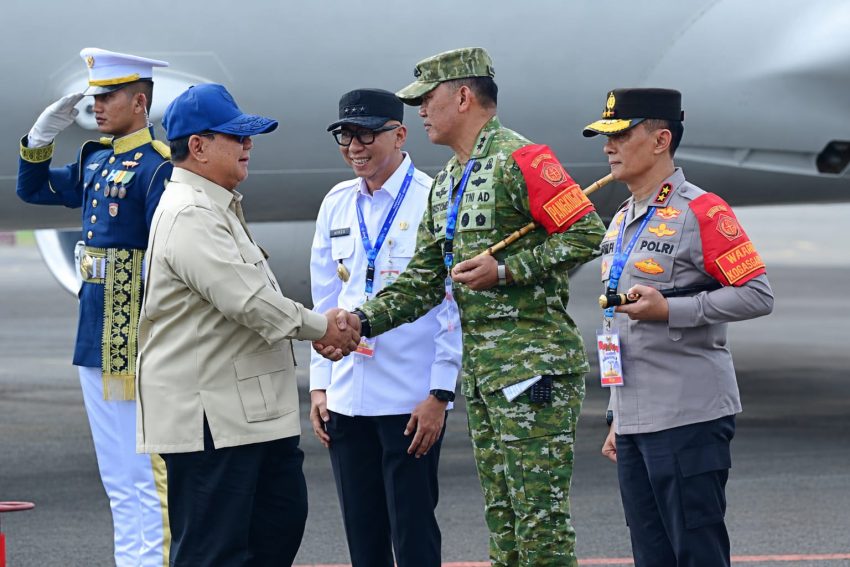 Pangdan XXI/RI dan Forkopimda Sambut Kedatangan Presiden RI di Provinsi Lampung
