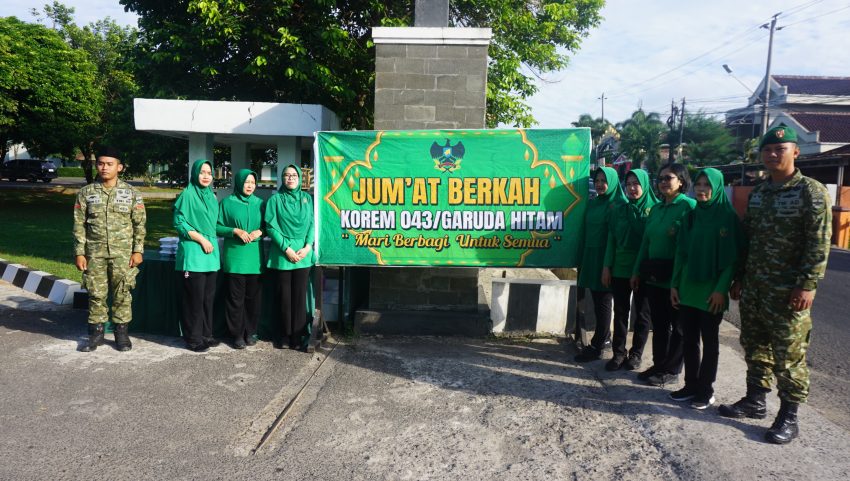Jumat Berkah Persit KCK Koorcab Rem 043 PD XXI/Radin Inten, Tebar Kepedulian Melalui Aksi Berbagi