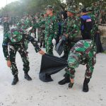 Prajurit Lanal Lampung Dukung Gerakan Radin Inten Asri Melalui Aksi Bersih Pantai